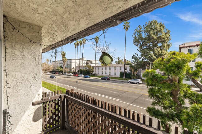 Studio - Balcony - Woodman Apartments