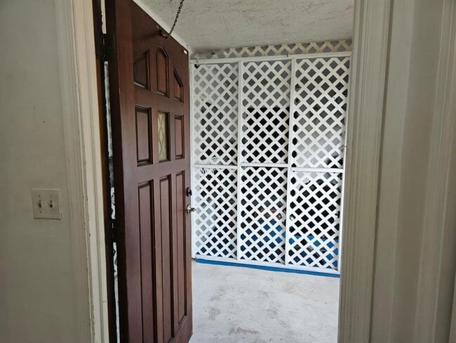Building Photo - 7904 NW 70th Ct
