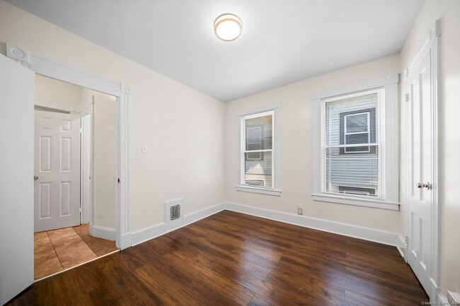 Building Photo - 217 Woodlawn Terrace