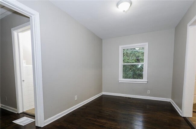 Building Photo - 1123 Graymont Dr SW