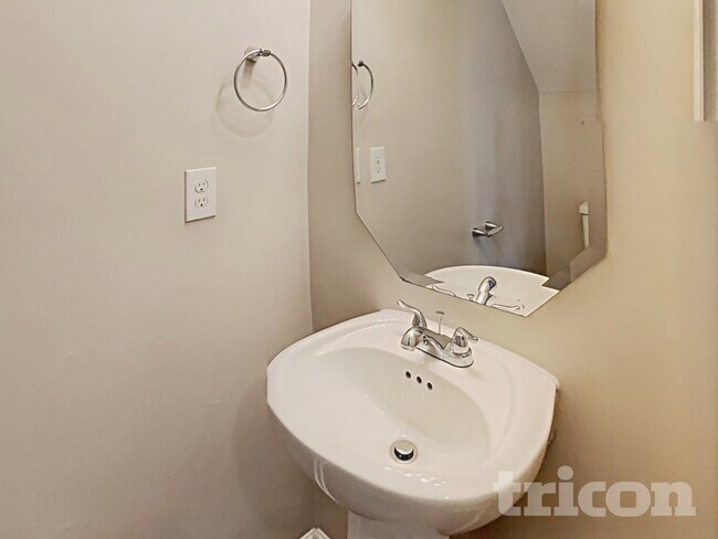 Building Photo - 1912 Carpenter Cabin Dr