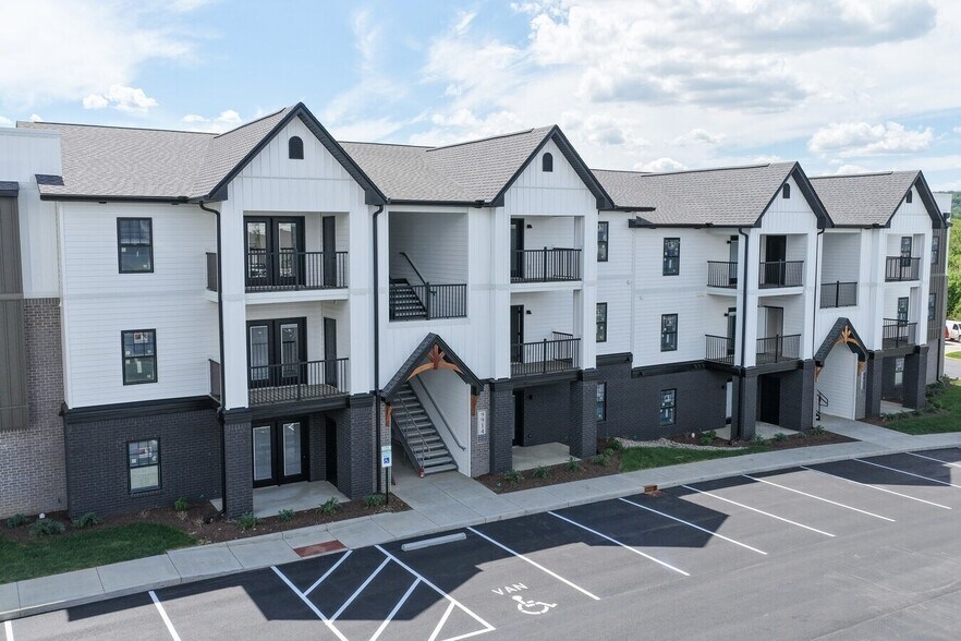 Building Photo - Oakwood Landings