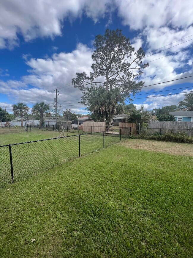 Building Photo - 5442 Hardee St