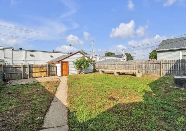 Building Photo - Charming Move-In Ready Home in a Quiet Milwaukee Neighborhood