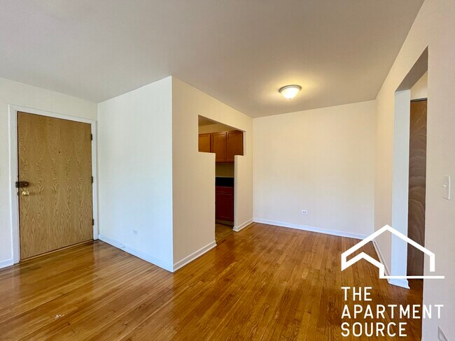 Building Photo - 6002 N Kenmore Ave