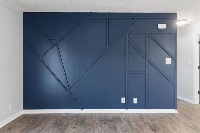 Building Photo - Renovated Two Bedroom Outside Gate 1!