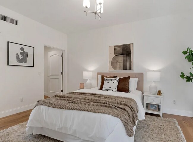 Building Photo - 851 N San Vicente Blvd