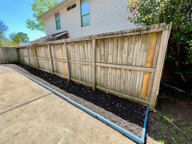 Building Photo - 21339 Park Mt Dr