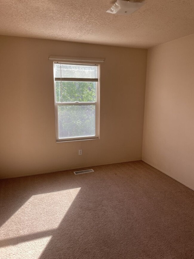Building Photo - Convenient Westside location!