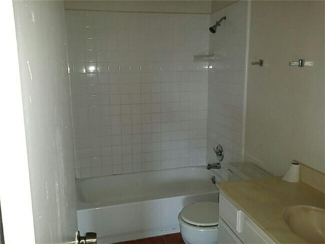 Building Photo - 3 bedroom, 2 bath Duplex to Make Home