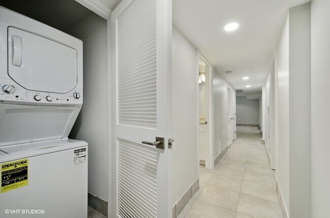 Building Photo - 5816 N Ridge Ave