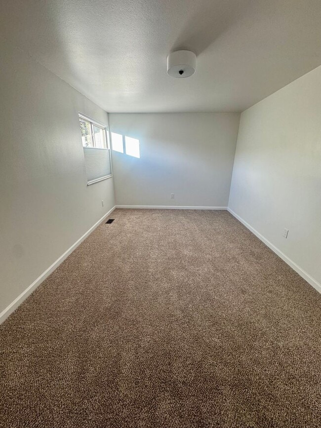 Building Photo - Updated 2 Bedroom CONDO with AC, centrally located
