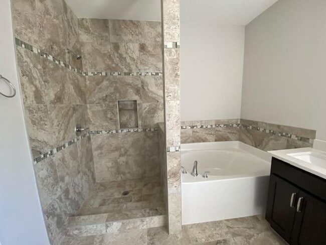 Building Photo - 3 Bedroom Brick Home with Modern Finishes!