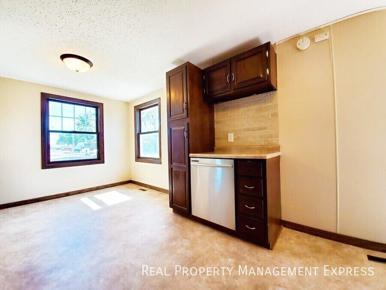 Building Photo - 4 Bed 2 Bath Home with Fenced Yard