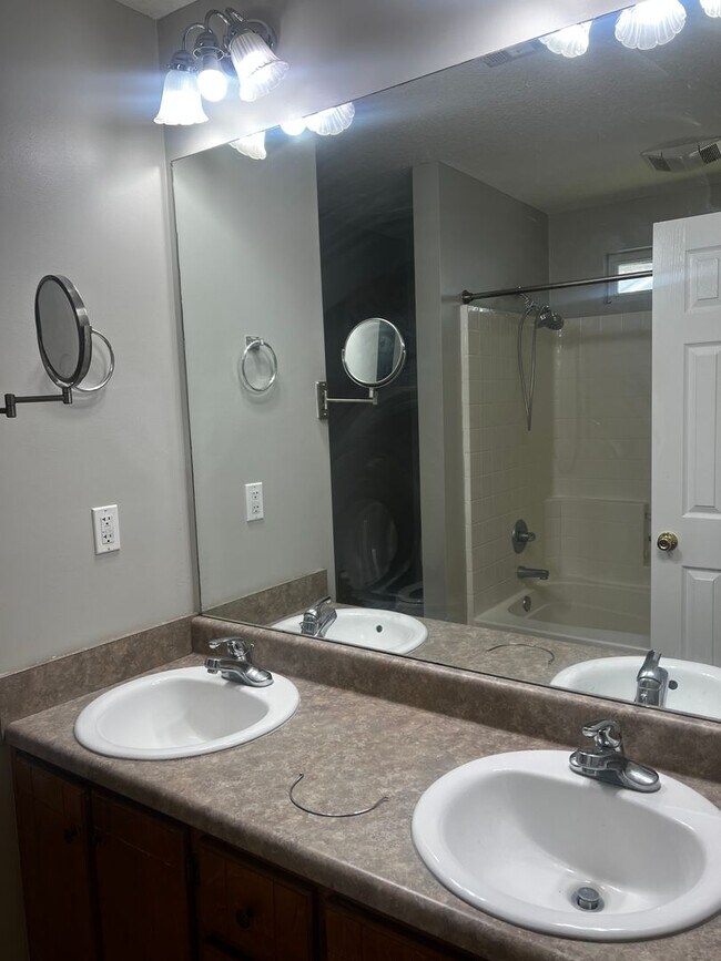 Building Photo - 3/2 Centrally located!