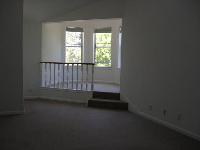Building Photo - Lovely 2 story Home Walk to Downtown Grass...