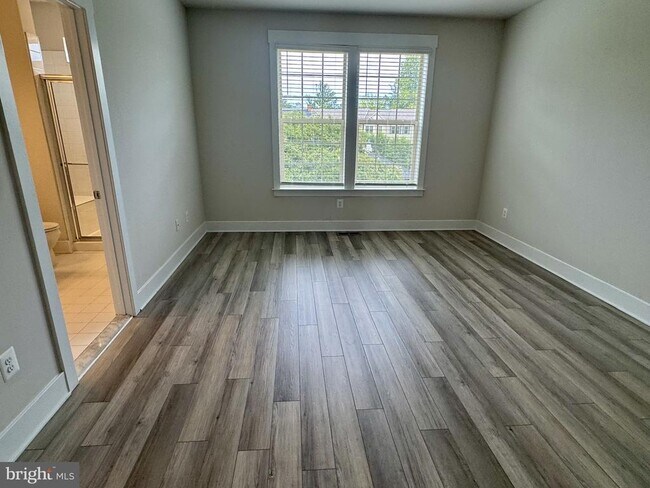 Building Photo - 201 Pomegranate Ln
