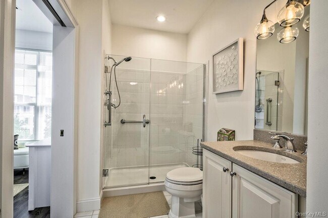 Building Photo - 323 Roosevelt Way