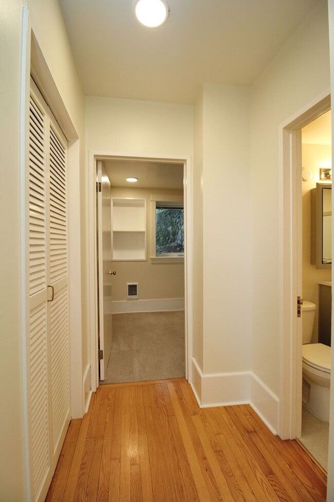 Building Photo - 2400 SW Hoffman Ave