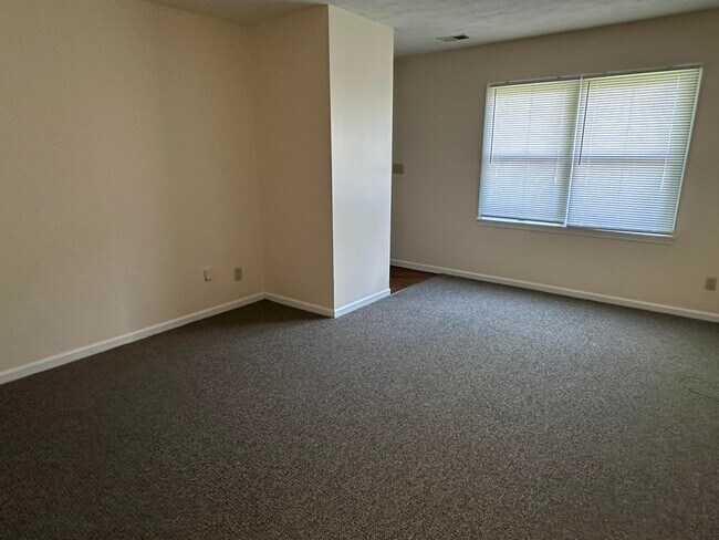Building Photo - 165 Landings Dr