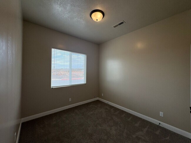 Building Photo - Townhome in Hurricane