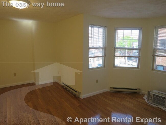 Building Photo - 3 Holland St