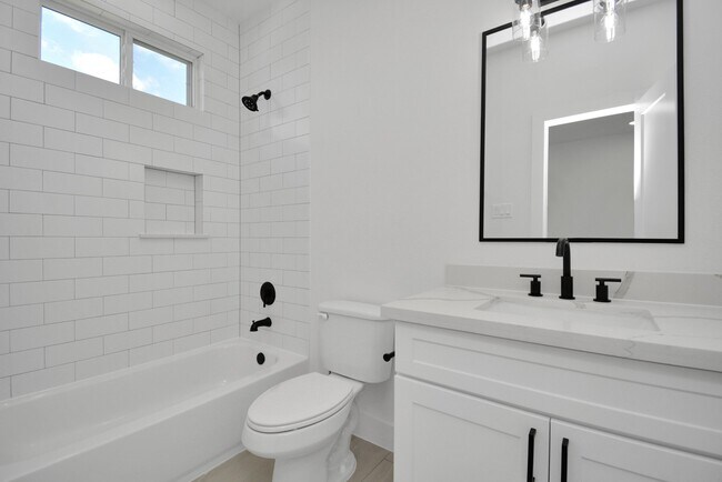 Building Photo - 3024 Live Oak St