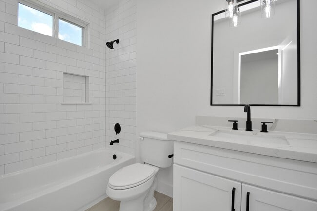 Building Photo - 3036 Live Oak St