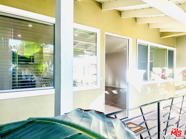 Building Photo - 624 N Toluca Park Dr