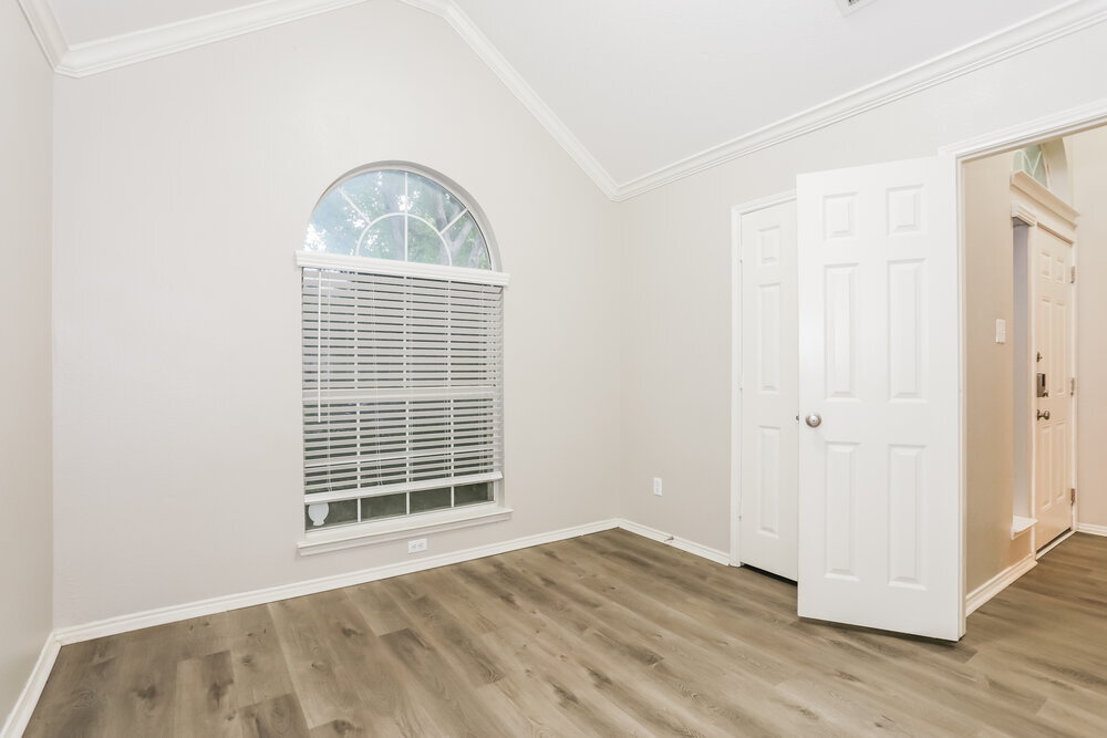 Building Photo - 4617 Seneca Dr