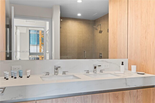 Building Photo - 11 NE 6th St