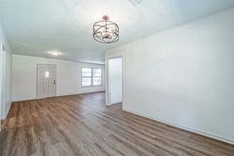 Building Photo - 1 E Southlawn Ave