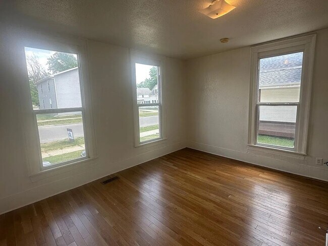 Building Photo - 404 S Marion St