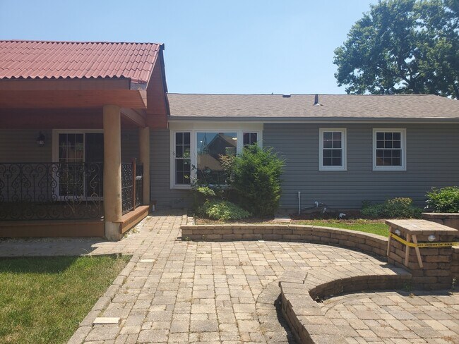 Building Photo - 427 Justine Ave