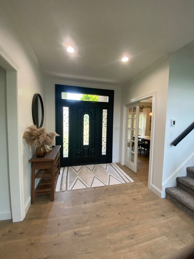 Building Photo - Beautiful Executive Style Home in the Stun...