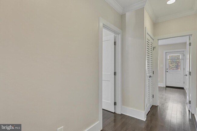Building Photo - 1100 Holbrook Terrace NE