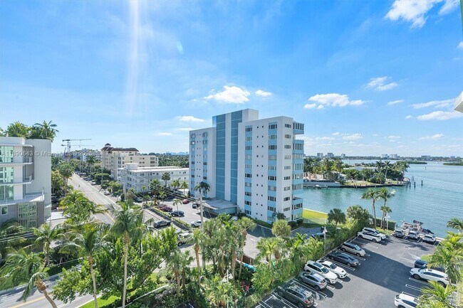 Building Photo - 10350 W Bay Harbor Dr