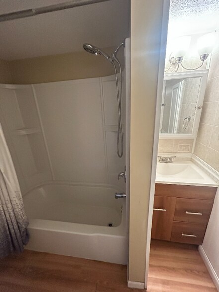 Building Photo - 534 W Cavour Ave