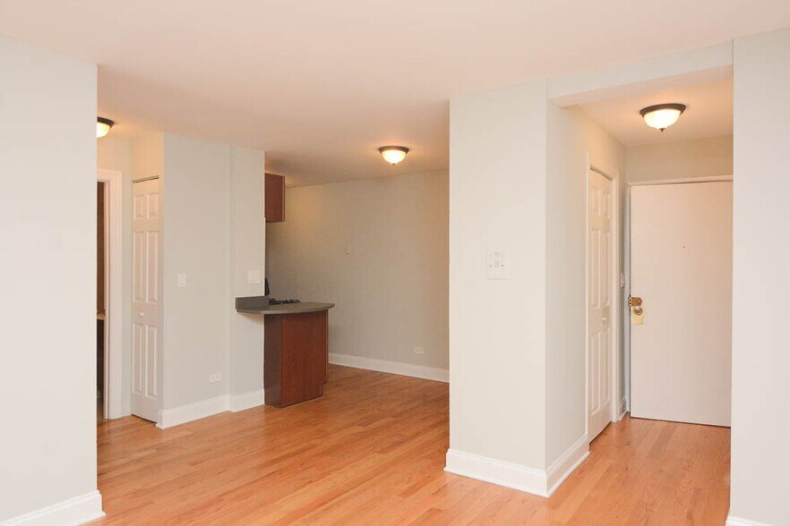 Building Photo - 448 W Barry Ave