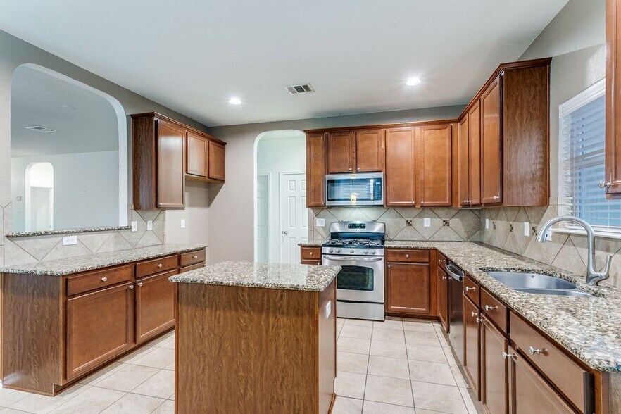 Building Photo - 705 Hightrail