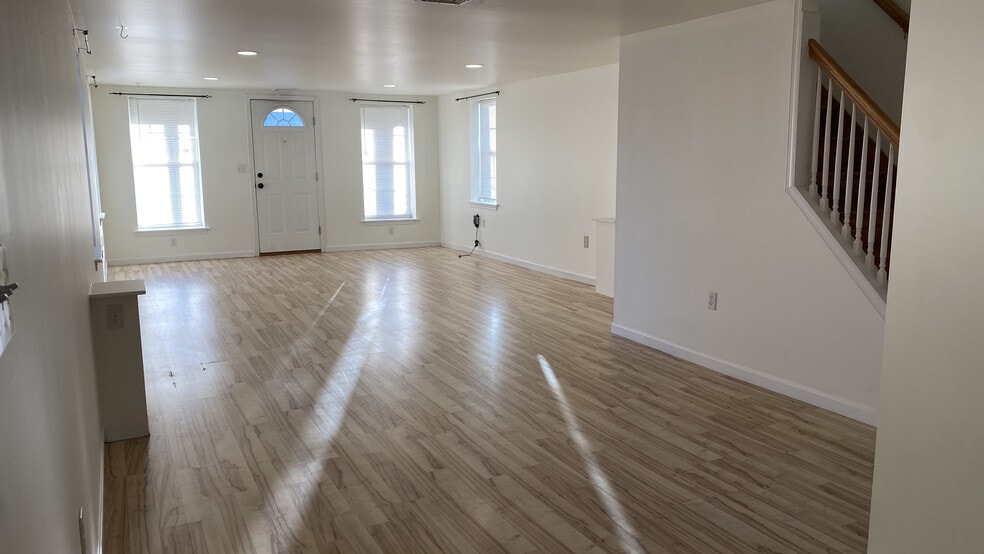 Building Photo - 1294 N Mountain Rd