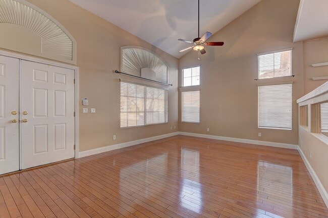 Building Photo - 5 bed / 3 bath / 3 car with Pool & Spa