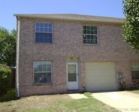 Building Photo - 14250 S Hickory St