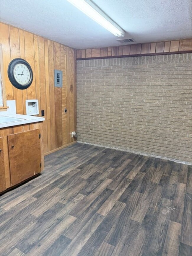 Building Photo - 2728 Encino Ave
