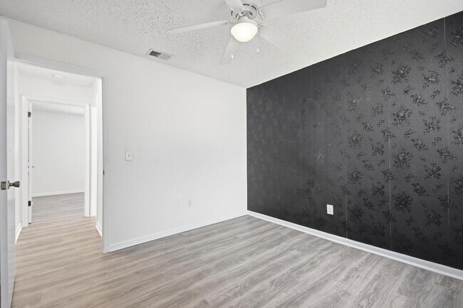 Building Photo - Amazing Pool Home!