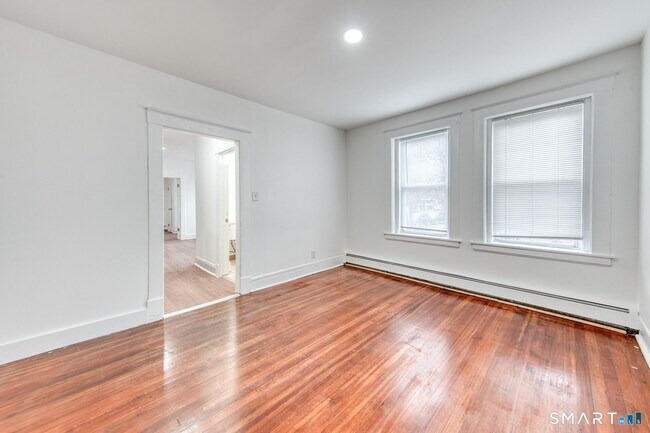 Building Photo - 152 Oak St