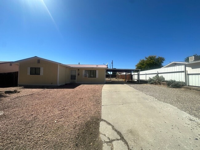 Building Photo - 3 Bedroom 1 Bathroom Home for rent in Aztec