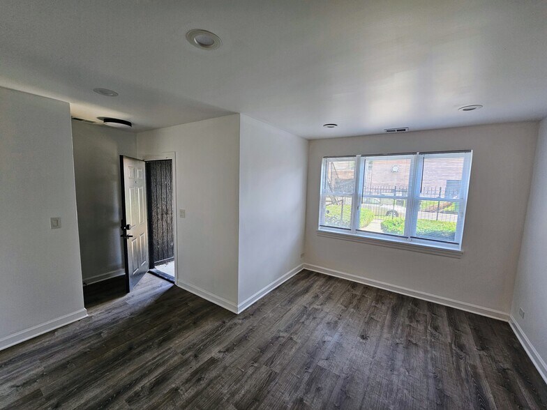 Living/Dining room area - 3720 S Calumet Ave