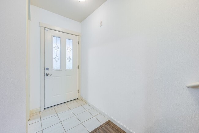 Building Photo - Cozy contemporary condo offers tranquility and convenience close to Columbia City.