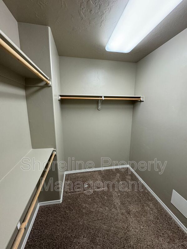 Building Photo - 511 Diamond Lake St